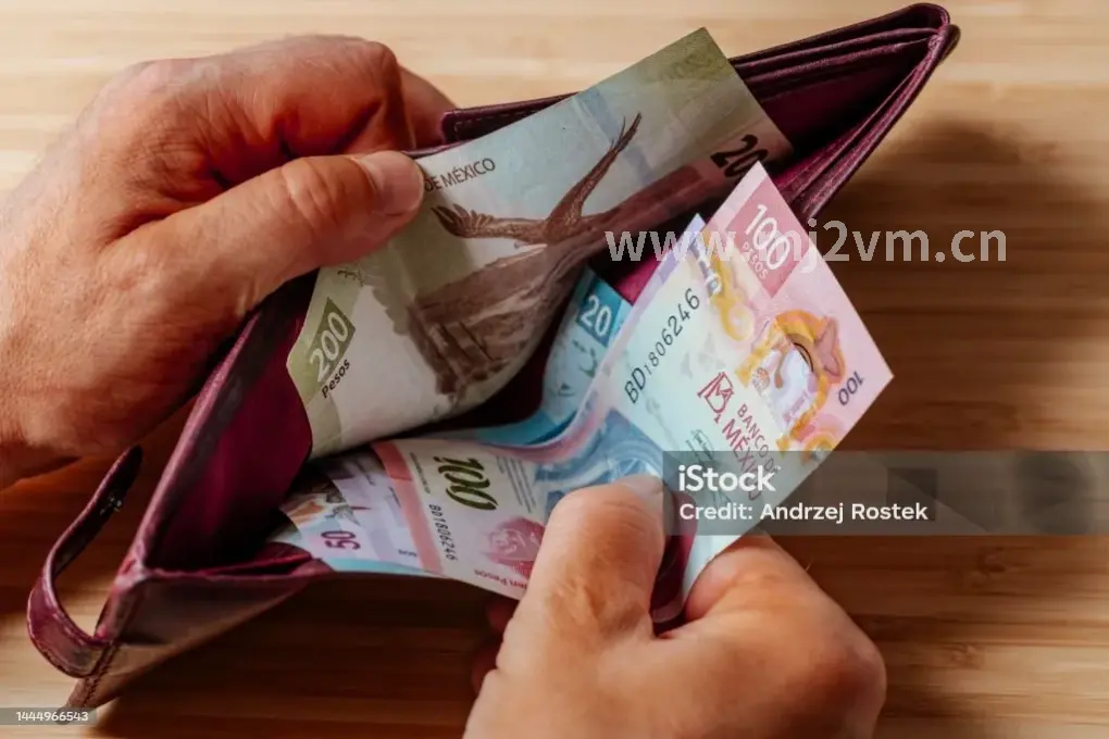 南宁市民在手机上查询贷款信息